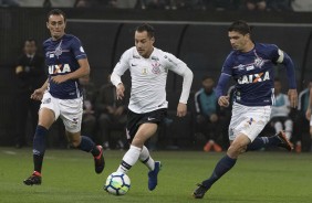 Rodriguinho disputa jogada na partida desta quarta, no clássico contra o Santos