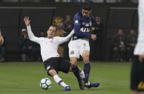 Rodriguinho disputa jogada na partida desta quarta-feira, contra o Santos, na Arena Corinthians