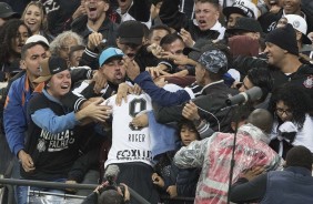 Roger marca e vai pra galera na Arena Corinthians, na partida contra o Santos, pelo Brasileirão