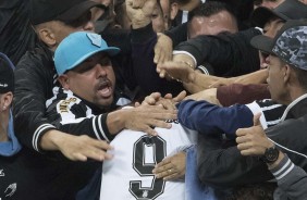 Roger marca e vai pra galera na Arena Corinthians; Comemoração espetacular!
