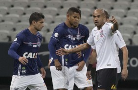 Roger marcou o nico gol do Corinthians na noite desta quarta-feira, na Arena