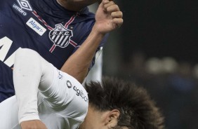 Romero em dividida na partida desta quarta-feira, diante do Santos, na Arena Corinthias