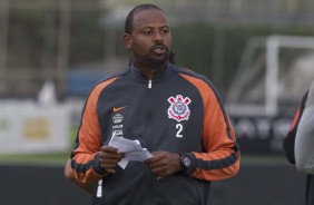 Fabinho durante o treino desta quinta-feira no CT Joaquim Grava