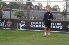 Mauri, treinador de goleiro, durante o treino de quinta-feira no CT