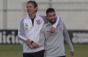 Anselmo Sbragia, novo preparador físico, e Clayson no treino de sexta-feira no CT