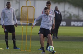 Marllon e Pedro Henrique, zagueiros, no treinamento de sexta-feira no CT