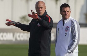 Mauri, treinador de goleiros, e Osmar Loss durante o último treino do Timão, nesta sexta