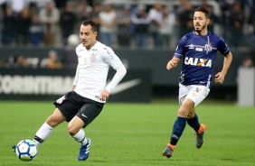 O meia Rodriguinho durante jogo contra o Santos, pelo Campeonato Brasileiro