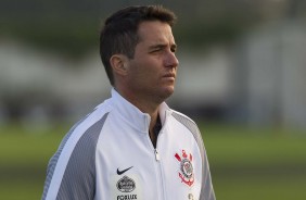 O técnico Osmar Loss segue sob desconfiança da torcida; Um triunfo sobre o Vitória é fundamental