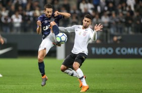 O volante Gabriel em jogada durante o clssico contra o Santos, na Arena Corinthians