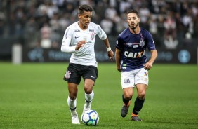 Pedrinho atuando contra o Santos, na Arena Corinthians, pelo Brasileiro