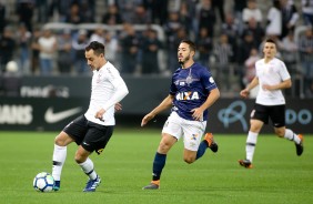 Rodriguinho em jogada contra o Santos, pelo Brasileirão, na Arena Corinthians