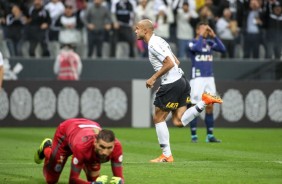 Roger anotou o nico gol do Corinthians contra o Santos, na Arena, pelo Campeonato Brasileiro