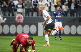 Roger anotou o único gol do Corinthians contra o Santos, na Arena, pelo Campeonato Brasileiro