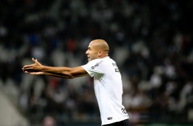 Roger marcou o nico gol do Corinthians contra o Santos, na Arena, pelo Brasileiro