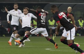 Gabriel e Maycon durante jogo contra o Vitória, pelo Campeonato Brasileiro