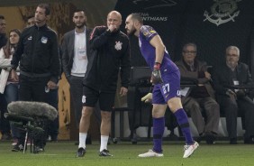Mauri Lima conversa com Walter durante a partida contra o Vitória, na Arena Corinthians