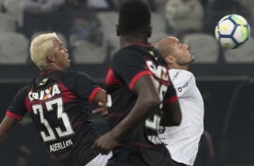 O atacante Roger em jogada contra o Vitória, na Arena Corinthians