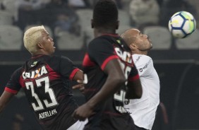 O atacante Roger em jogada contra o Vitria, na Arena Corinthians