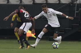 O jovem Pedrinho atuando contra o Vitria, no ltimo jogo na Arena Corinthians antes da Copa