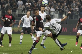Os zagueiros Pedro Henrique e Henrique durante ataque do time do Vitória, na Arena Corinthians