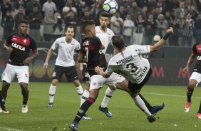 Os zagueiros Pedro Henrique e Henrique durante ataque do time do Vitria, na Arena Corinthians