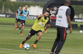 Clayson volta a treinar com bola após lesão