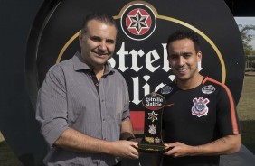 Jadson ganhou o troféu de Jogador do Mês oferecido pela patrocinadora