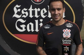 Jadson ganhou o troféu de Jogador do Mês