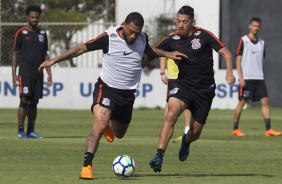 Kazim e Ralf disputam a bola durante o treino desta tarde no CT