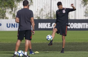 Léo Santos treina com o elenco na tarde desta segunda-feira no CT
