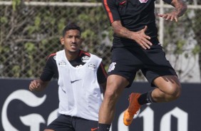 No treinamento de hoje, Léo Príncipe e Emerson Sheik disputam a bola