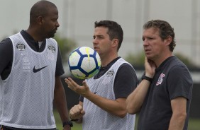 Fabinho, Loss e Anselmo Sbragia durante o treino desta terça-feira no CT