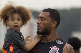 Kazim e seu filho durante o treino da tarde desta terça-feira no CT