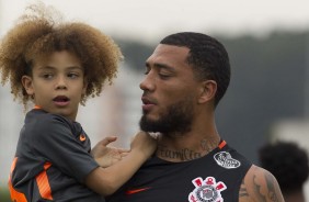 Kazim e seu filho durante o treino da tarde desta tera-feira no CT