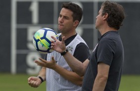 Loss conversa com o novo preparador fsico Anselmo Sbragia, no CT durante o treino