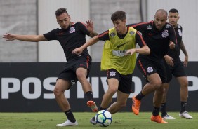 Maycon, Vital e Roger no treinamento da tarde desta terça-feira, no CT Joaquim Grava