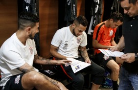 Jogadores acertam ltimos detalhes no vestirio antes do jogo contra o Bahia