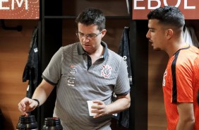 Loss conversa com jogadores no vestiário da Arena Fonte Nova