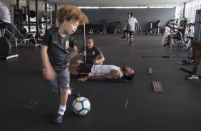 Filho de Kazim esbanja simpatia e habilidade durante reapresentação do elenco após folga da Copa
