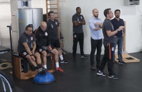 Loss, comissão e membros da diretoria conversam com os jogadores durante reapresentação no CT