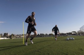 O goleiro Walter treina durante representação do elenco no CT Joaquim Grava