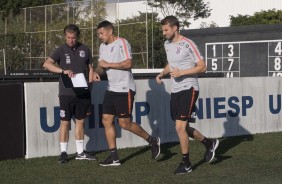Preparador físico monitora Henrique e Ralf durante treino de reapresentação do elenco