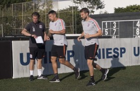 Preparador fsico monitora Henrique e Ralf durante treino de reapresentao do elenco