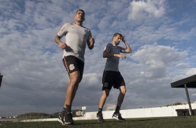 Ralf e Henrique treinam no campo durante a representao do elenco no CT