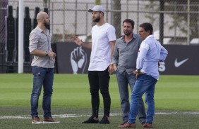 Alessandro e Dulio Monteira com o zagueiro Felipe, ex-Corinthians, que visitou o CT