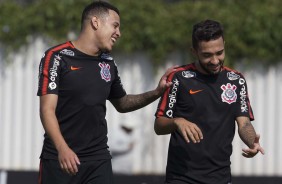 Sidcley e Clayson durante o treino da manh no CT