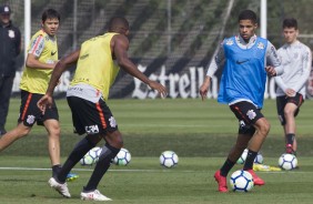 Jogadores durante o treinamento desta quinta-feira no CT Joaquim Grava