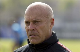 Mauri Lima, treinador de goleiros do Corinthians, durante o treino desta manh no CT
