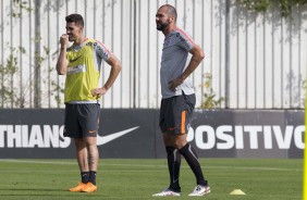 Danilo Avelar e Danilo no treino deste sábado no CT Joaquim Grava